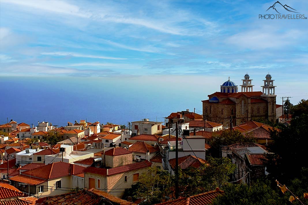 Die Kirche des Propheten Ilias thront hoch über dem Bergdorf Marathokambos auf Samos