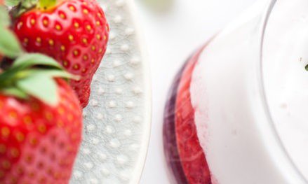 Fraises et yaourt nature fouetté