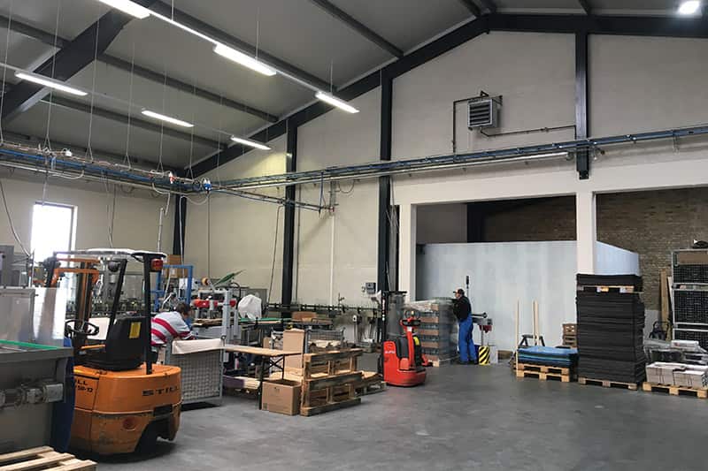 Produktionshalle Innenbereich Produktionshalle für Getränke - Produktionshallen von E.L.F Hallenbau, Innebreich mit gutem Klima dank Naturbimsbasis