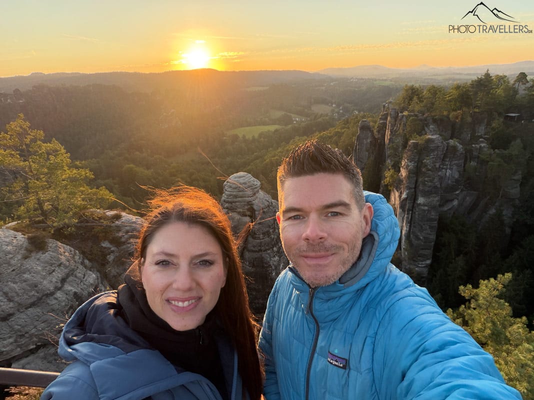 Die Reiseblogger Biggi Bauer und Florian Westermann zum Sonnenaufgang in der Sächsischen Schweiz