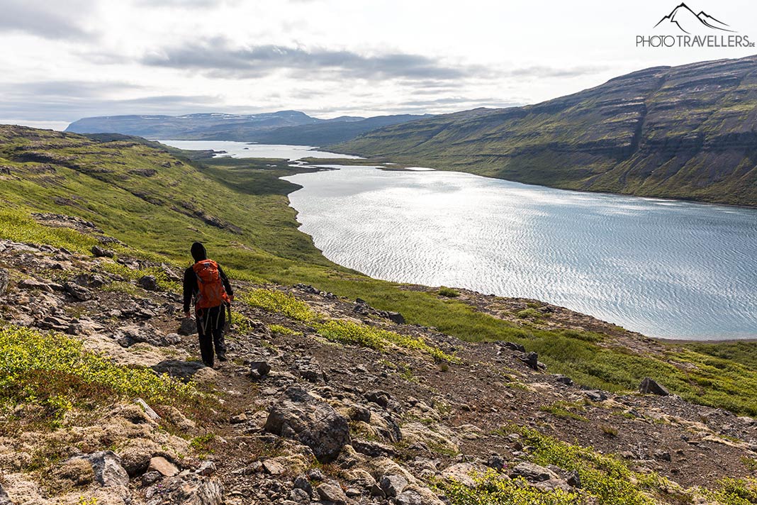 Der Wanderweg am See Vatnsdalsvatn