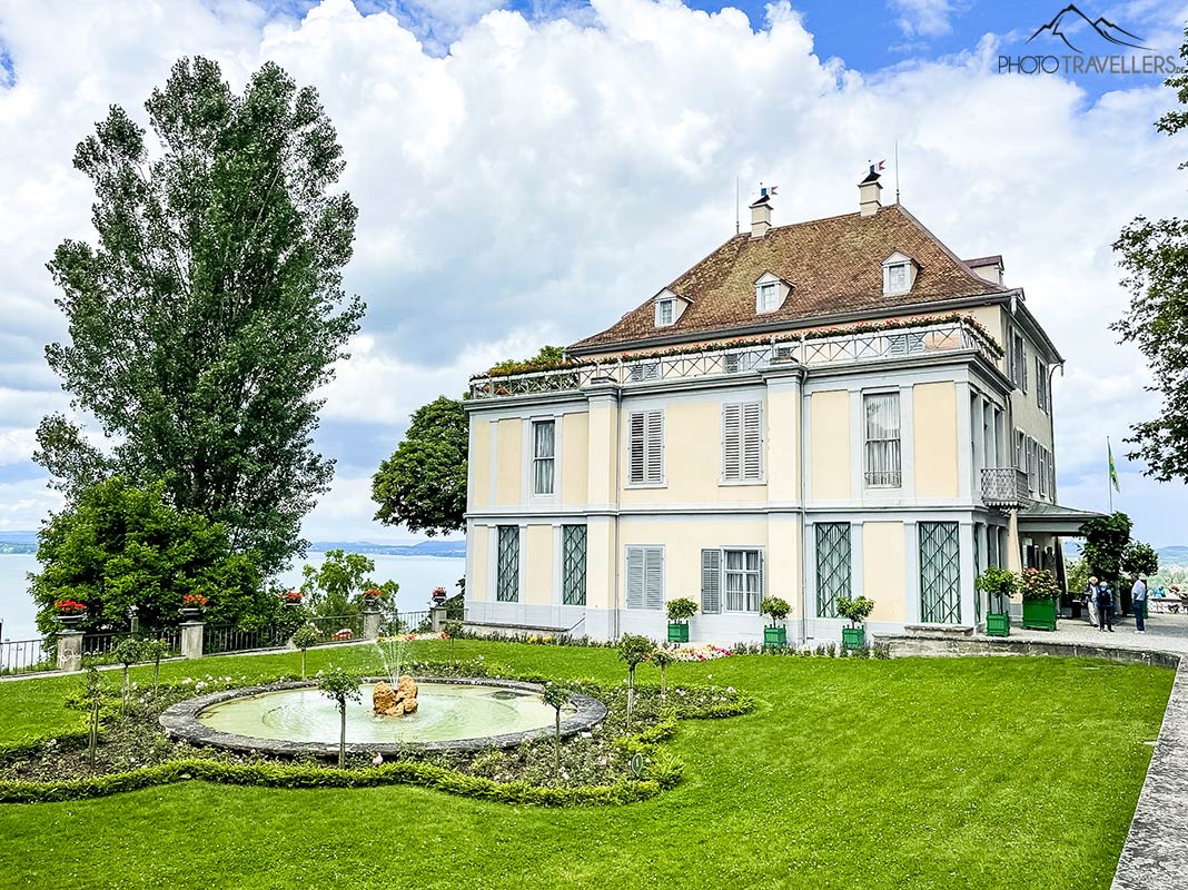 Das Napoleonmuseum bei Arenenberg in der Schweiz, im Hintergrund der Bodensee
