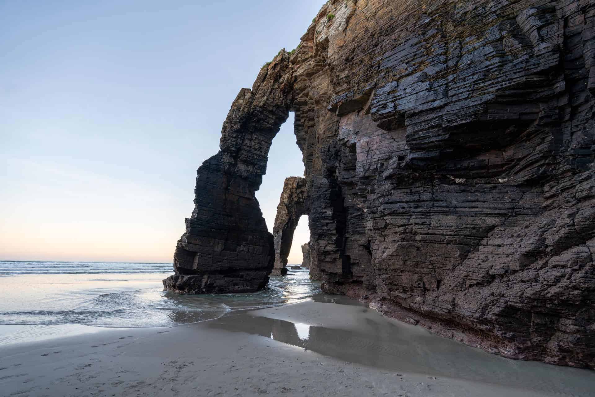 Felsbögen am Kathedralenstrand in Galicien bei Sonnenaufgang Felsbögen am Kathedralenstrand in Galicien bei Sonnenaufgang