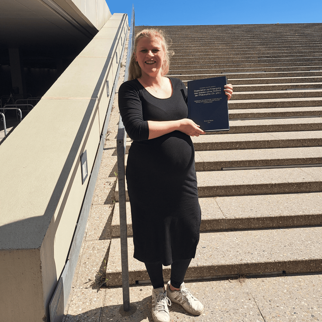 Svenja Trommler Svenja Trommler mit ihrer Dissertation in der Sonne