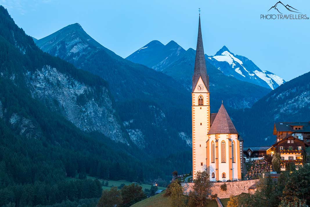 Die Wallfahrtskirche St. Vinzenz in Heiligenblut mit dem Großglockner im Hintergrund
