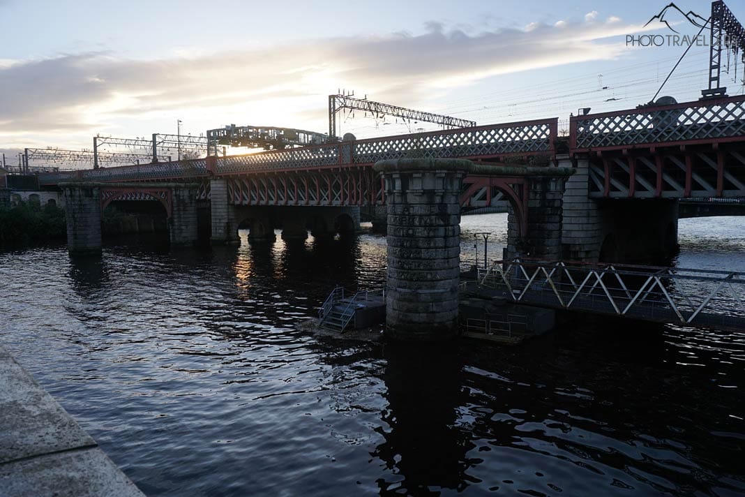 Die Caledonian Railway Bridge in Glasgow im Abendlicht