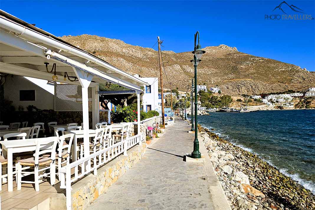 Entlang der schmalen Strandpromenade von Livadia reihen sich Tavernen und historische Leuchten aneinander