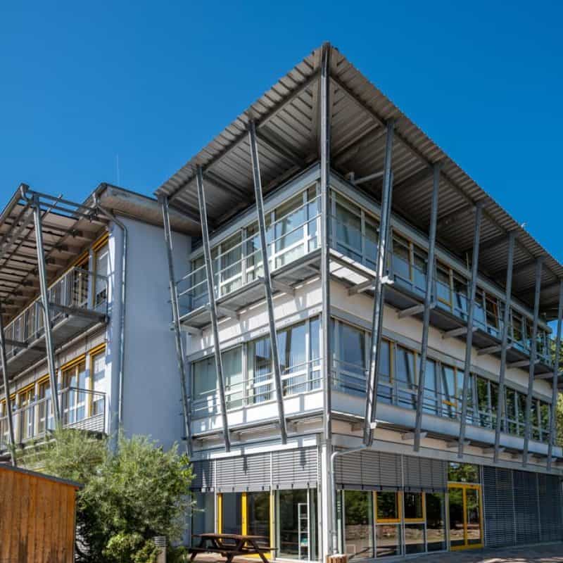 Außenansicht Gebäude Montessori Mittelschule