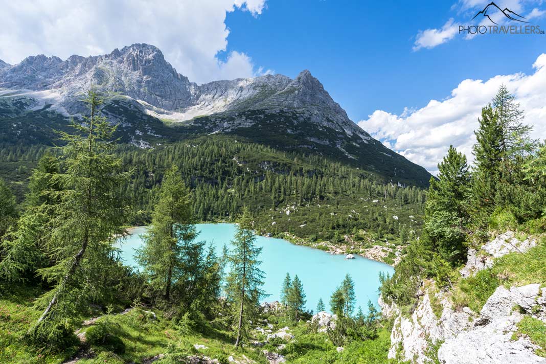 Der Blick über den Sorapis See mit den Bergen dahinter