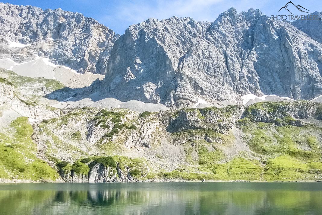 Der Drachensee in Tirol, dahinter die Bergwände