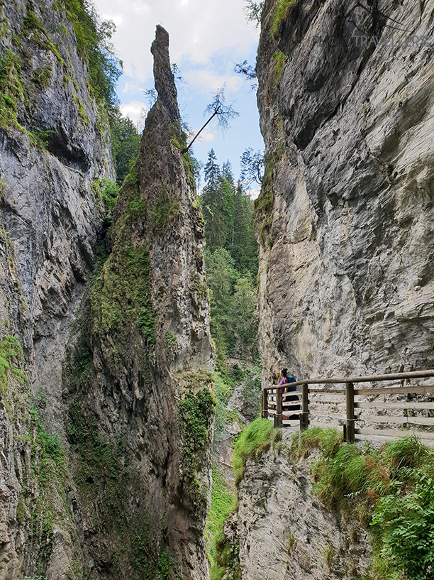 Reisebloggerin Biggi Bauer auf dem Steig in der Kitzlochklamm