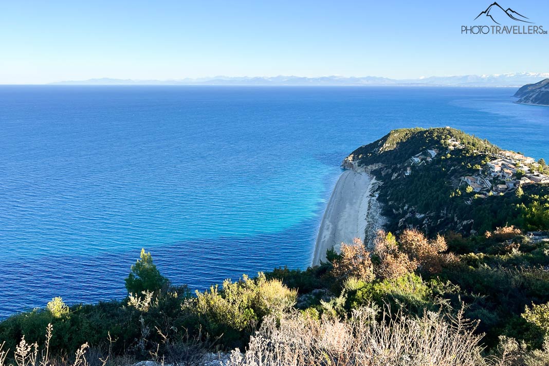 Der Blick von oben auf den Milos Beach auf Lefkada