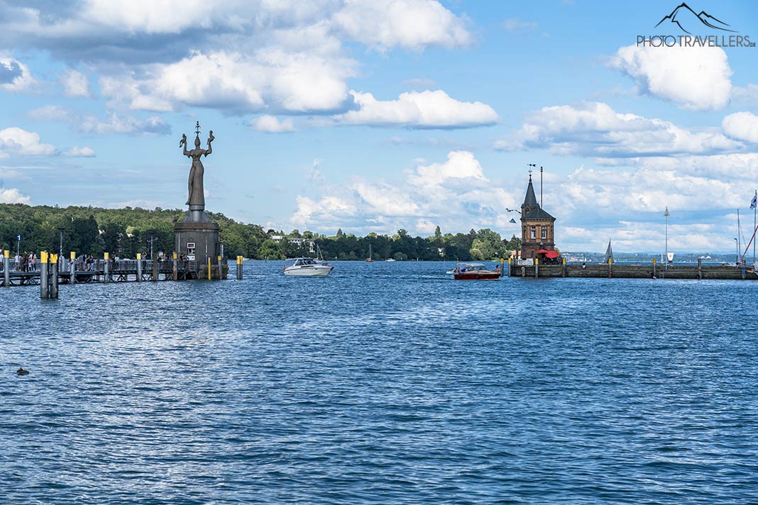 Der Blick zur Hafeneinfahrt von Konstanz mit der "Imperia"