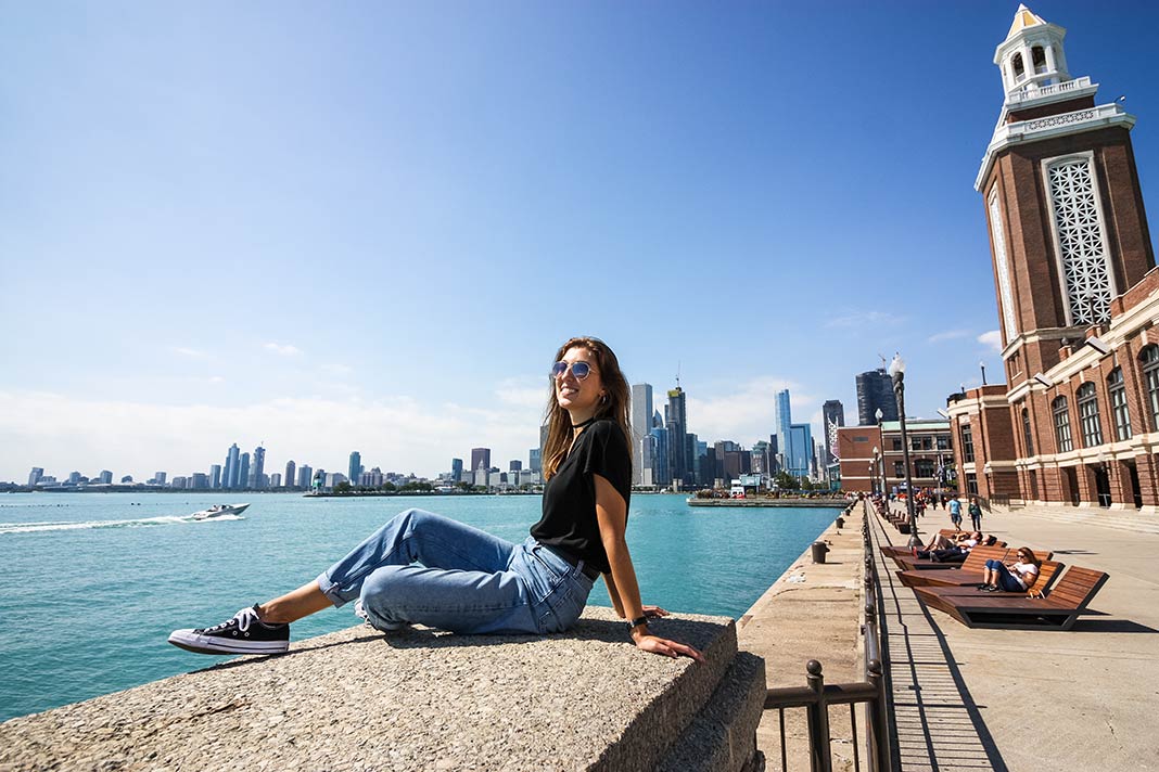 Pauline posiert auf dem Navy Pier