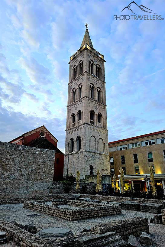 Blick auf den Glockenturm der Kathedrale St. Anastasia und davorliegenden Fundamenten aus Römerzeit