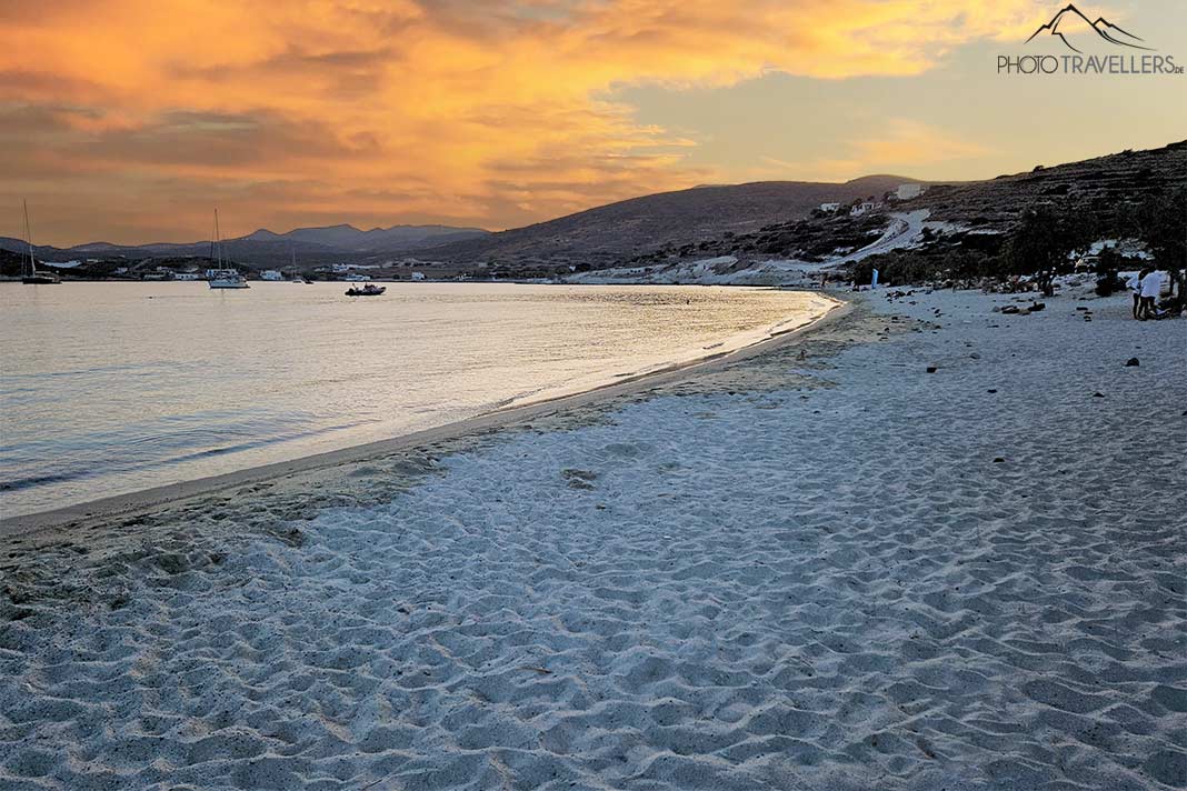 Sonnenuntergang am Prassa Beach, dessen weißer Sand von Kreidefelsen entsprungen ist