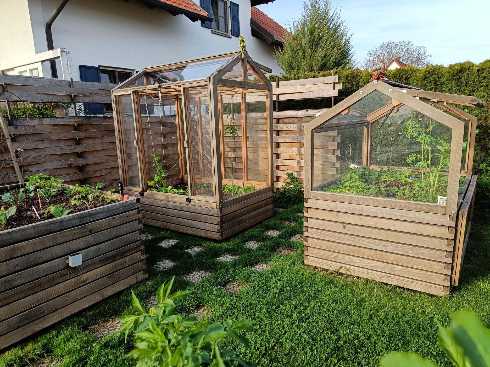 Garten mit Hochbeeten