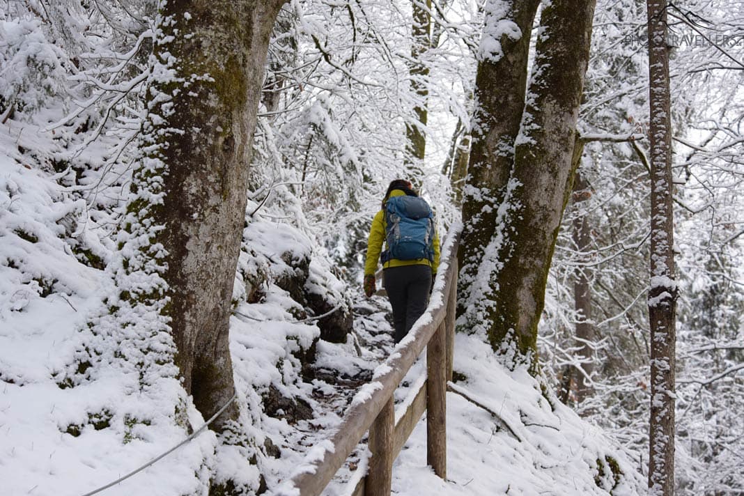 Reisebloggerin Biggi Bauer steigt im Winter den Rabenwand-Steig nach oben