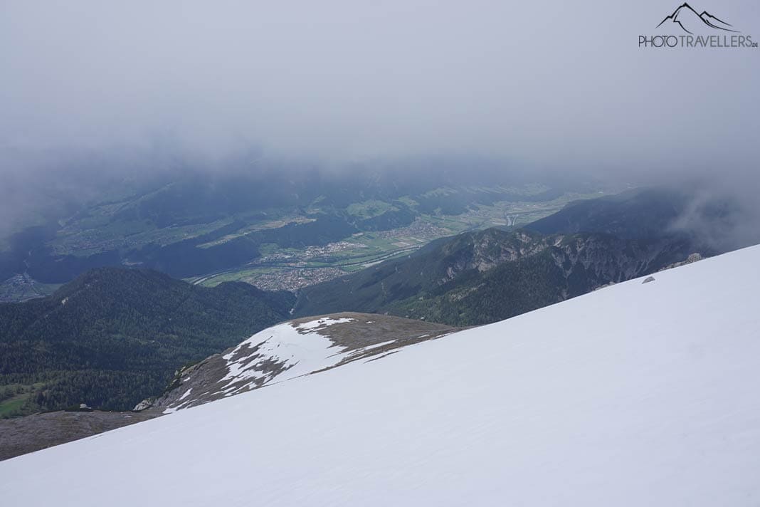 Der Blick vom Großen Solstein hinab ins Tal