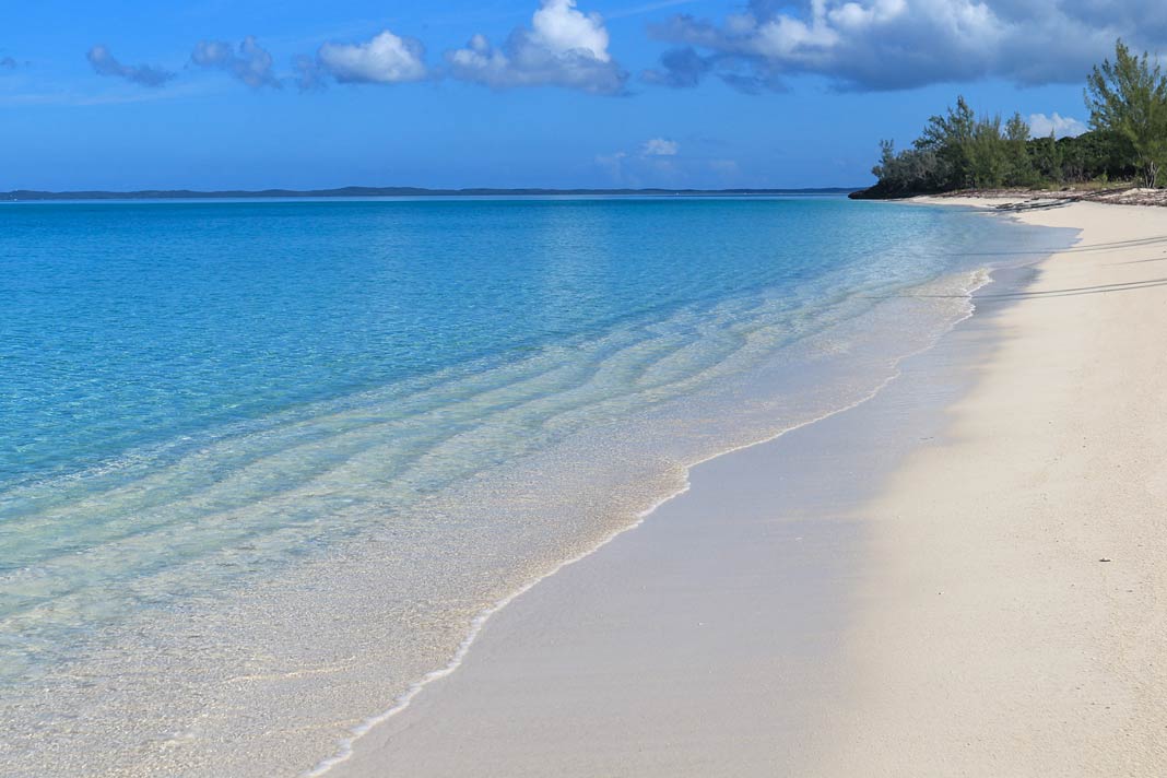 Der weiße Sandstrand in Mc Queen's auf Cat Island