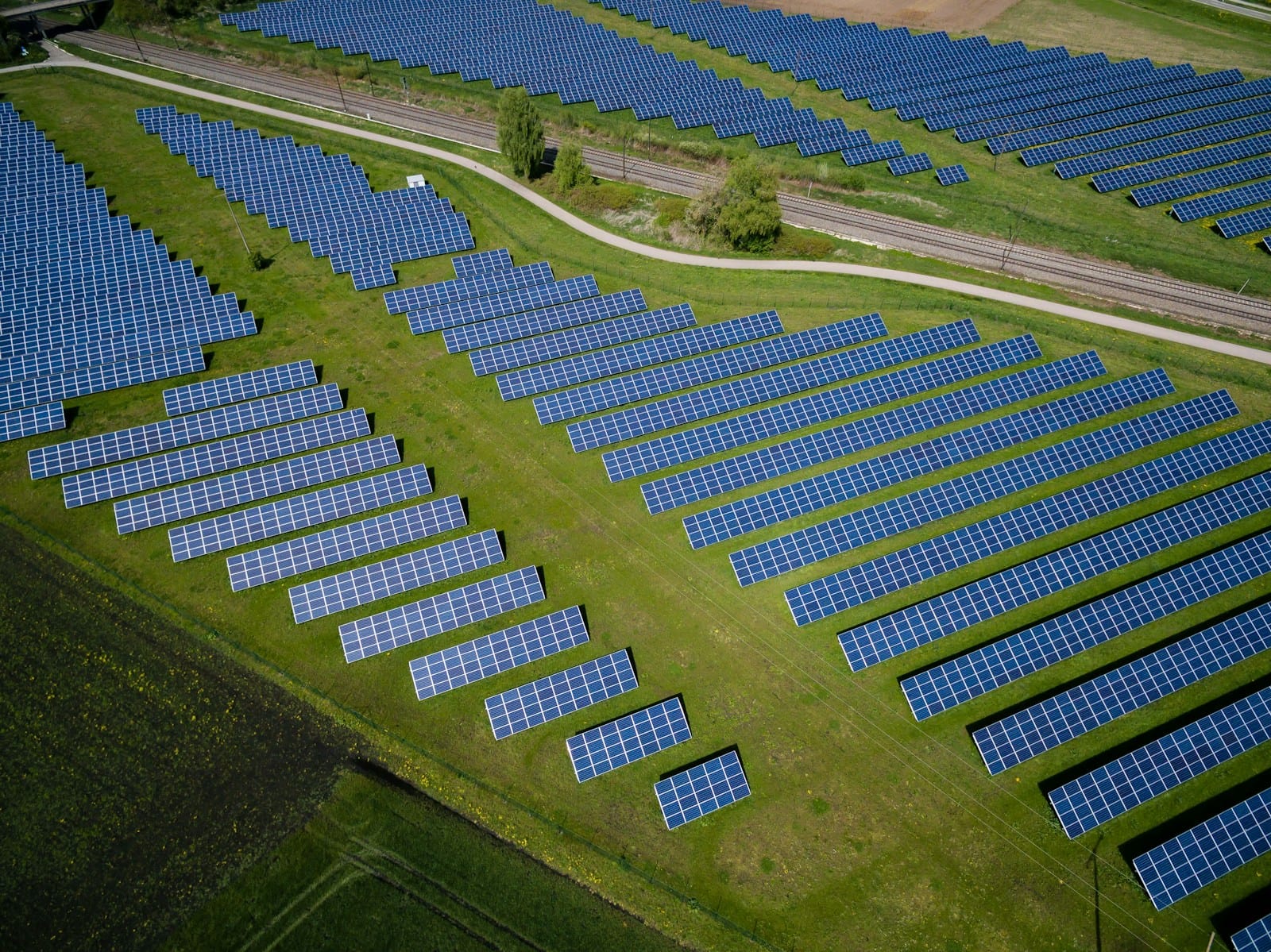 Energieinfrastruktur – Offshore & OnshoreDie Energiebranche stellt höchste Anforderungen an Sicherheit, Beständigkeit und Verfügbarkeit – besonders in rauen Umgebungen wie Offshore-Windparks, Umspannwerken oder Energiezentralen.ETEC liefert maßgeschneiderte Anschlusskästen, Edelstahlgehäuse und Überwachungstechnik, die speziell für diese Einsatzbereiche entwickelt wurden