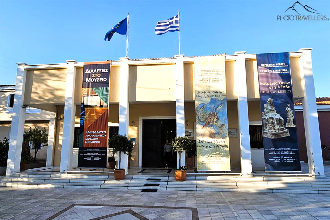 Der zweistöckige Flachbau des Archäologische Museums mit Fahnen und Plakaten an der Fassade
