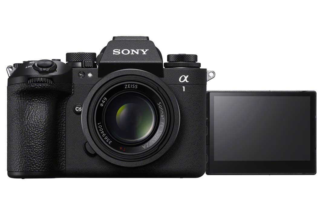 Die Sony Alpha 1 II mit dem weggeklappten Display