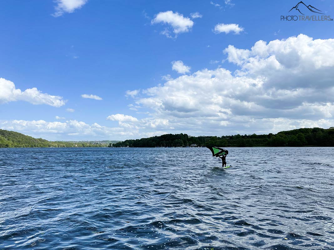 Ein Wind-Surfer auf dem Baldeneysee