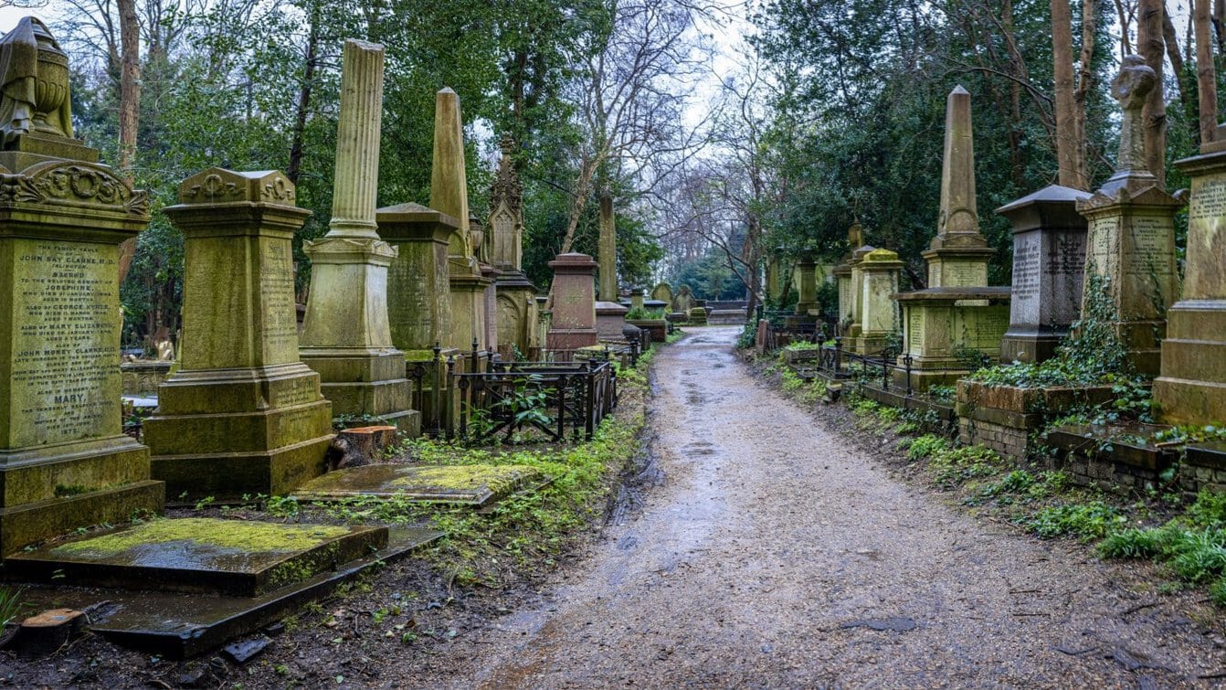 13 Scariest Cemeteries Around the World You Should Never Visit at Night ...