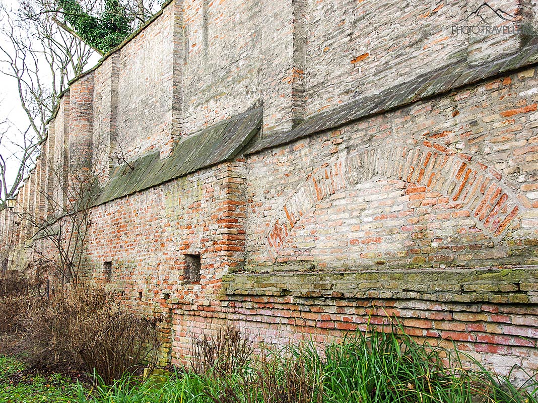 Entlang der Stadtmauer in Augsburg