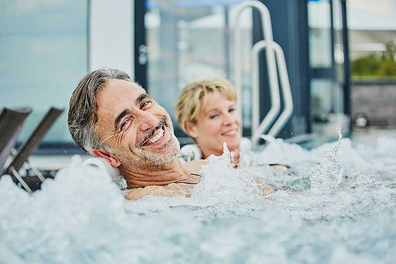 Relaxen im Whirlpool-Bereich des Außenpools