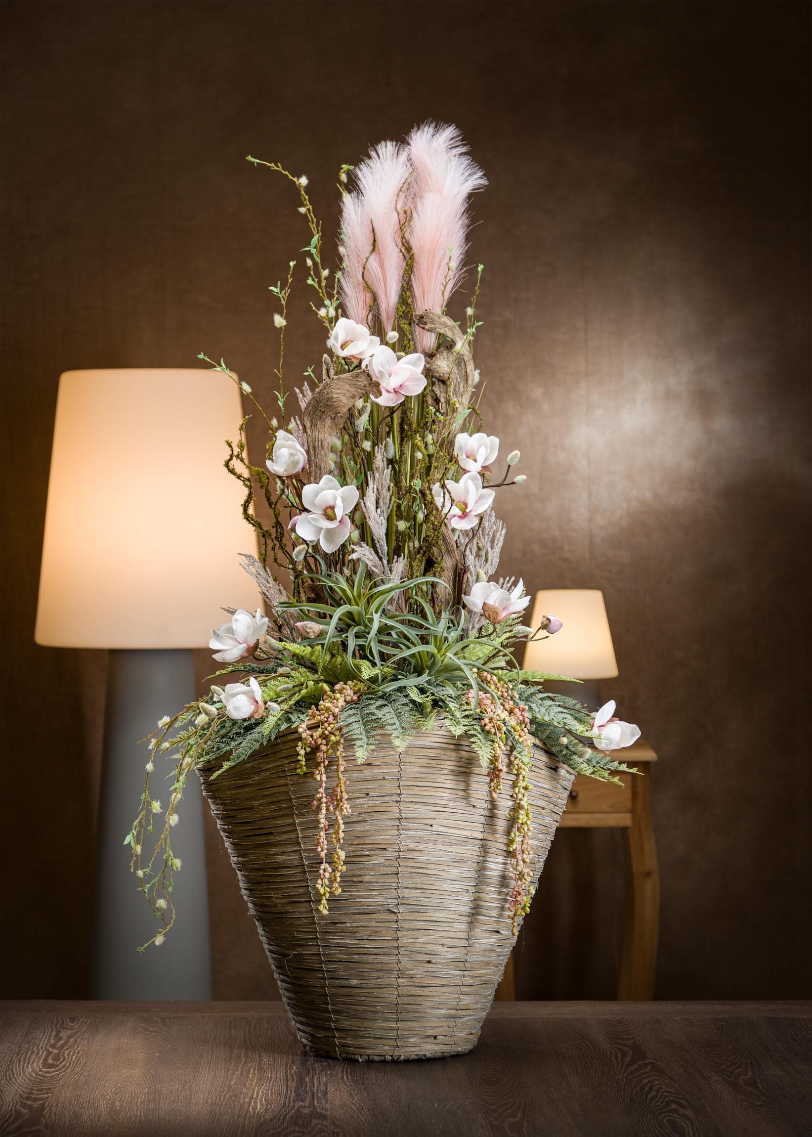 Composizioni fiori finti per arredamento con magnolie e Pampas