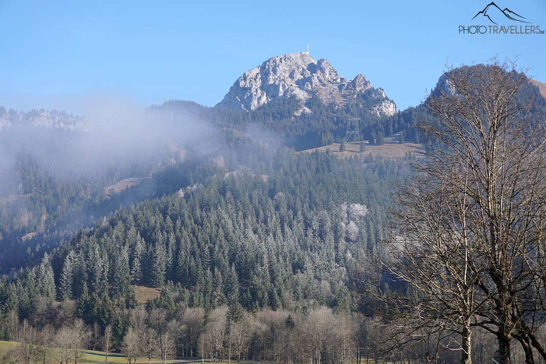 Der Blick vom Tal auf den Wendelstein, der noch ein wenig im Nebel liegt