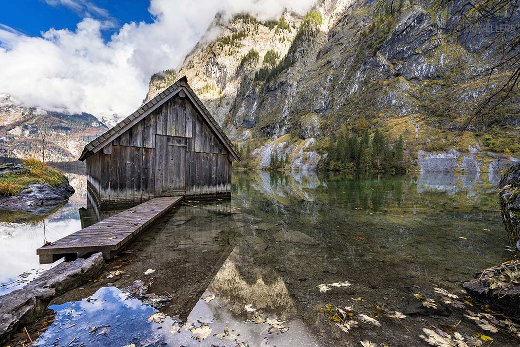 Eine Bootshütte am Obersee, dahinter steile Felswände