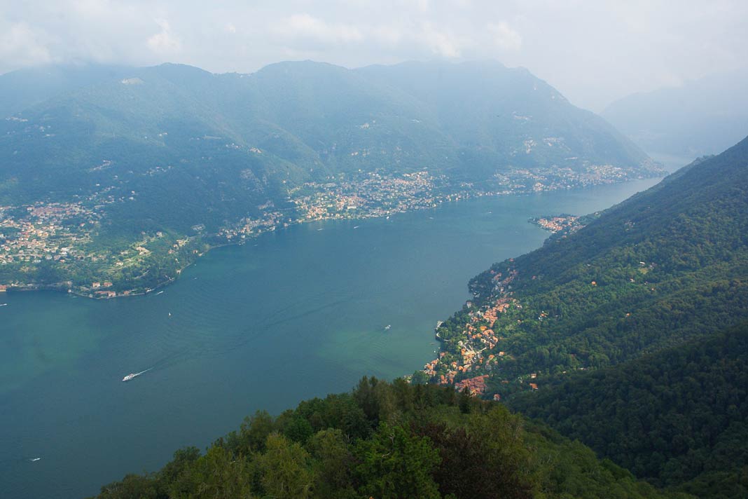 Panoramablick auf den Comer See