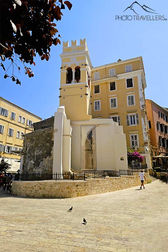 Der Annunziata Turm fügt sich mit deiner gelben Fassade in die umliegenden Häuserzeile ein