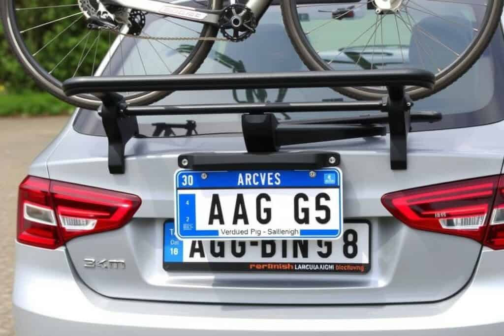 Drittes Kontrollschild für Veloträger am Auto montiert Drittes Kontrollschild für Veloträger am Auto montiert