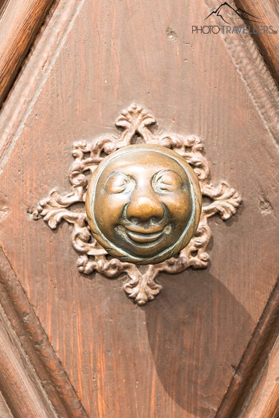 Der bekannte Türknopf "Apfelweibla" in Bamberg