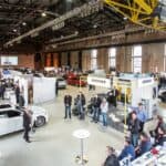 Ein Foto einer großen Automesse innerhalb der Halle.