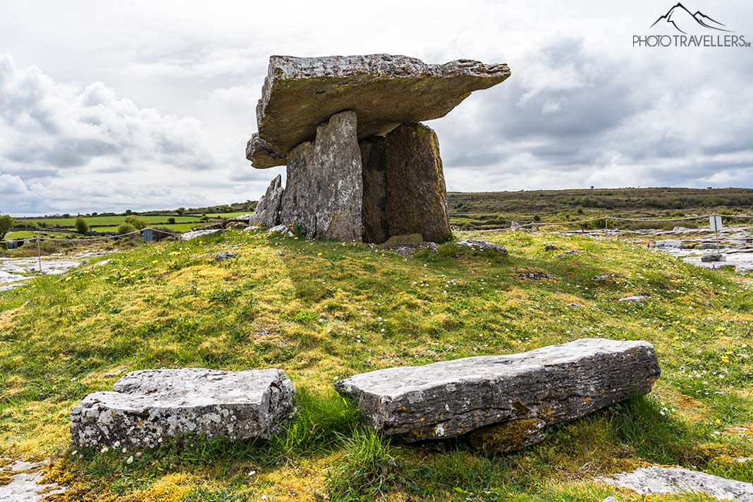 Der Poulnabrone Dolmen in der Burren-Landschaft in Irland