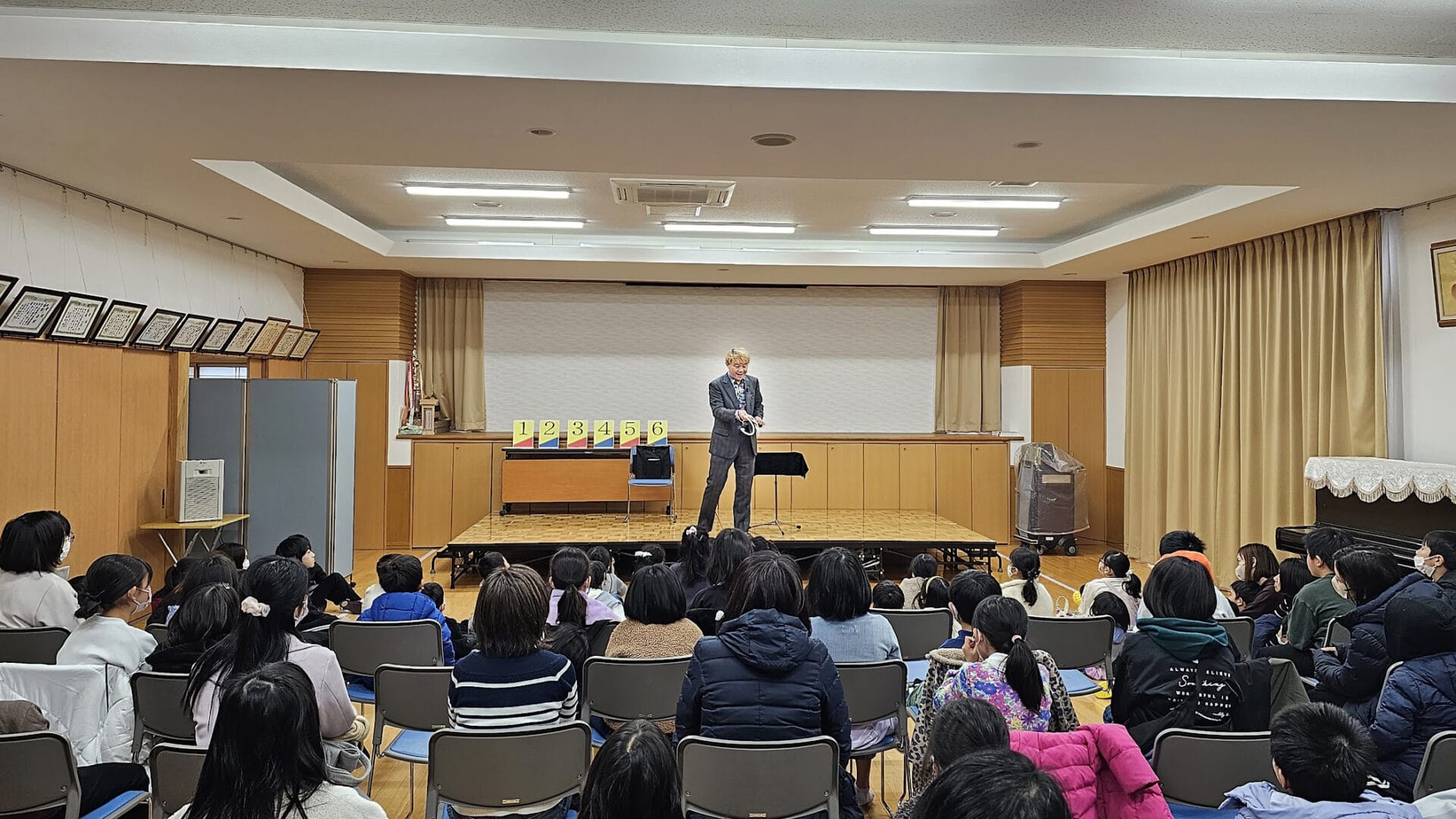 公民館イベント:コンプレッサー&ともやんのマジックショー 3 マジシャン コンプレッサー