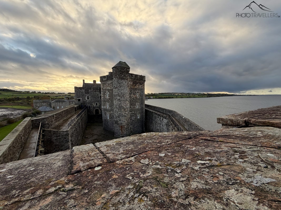 Das Blackness Castle in Schottland im Abendlicht