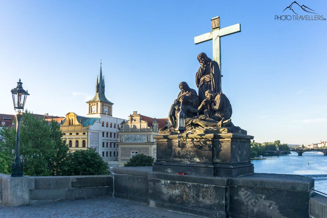 Statuen mit einem Kreuz auf der Karlsbrücke in Prag