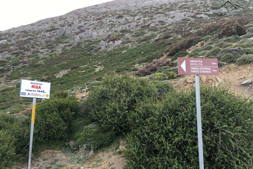 Ein Schild mit der Aufschrift "Akolita 2,6 km" und "Timios Stavros 7,5 km"