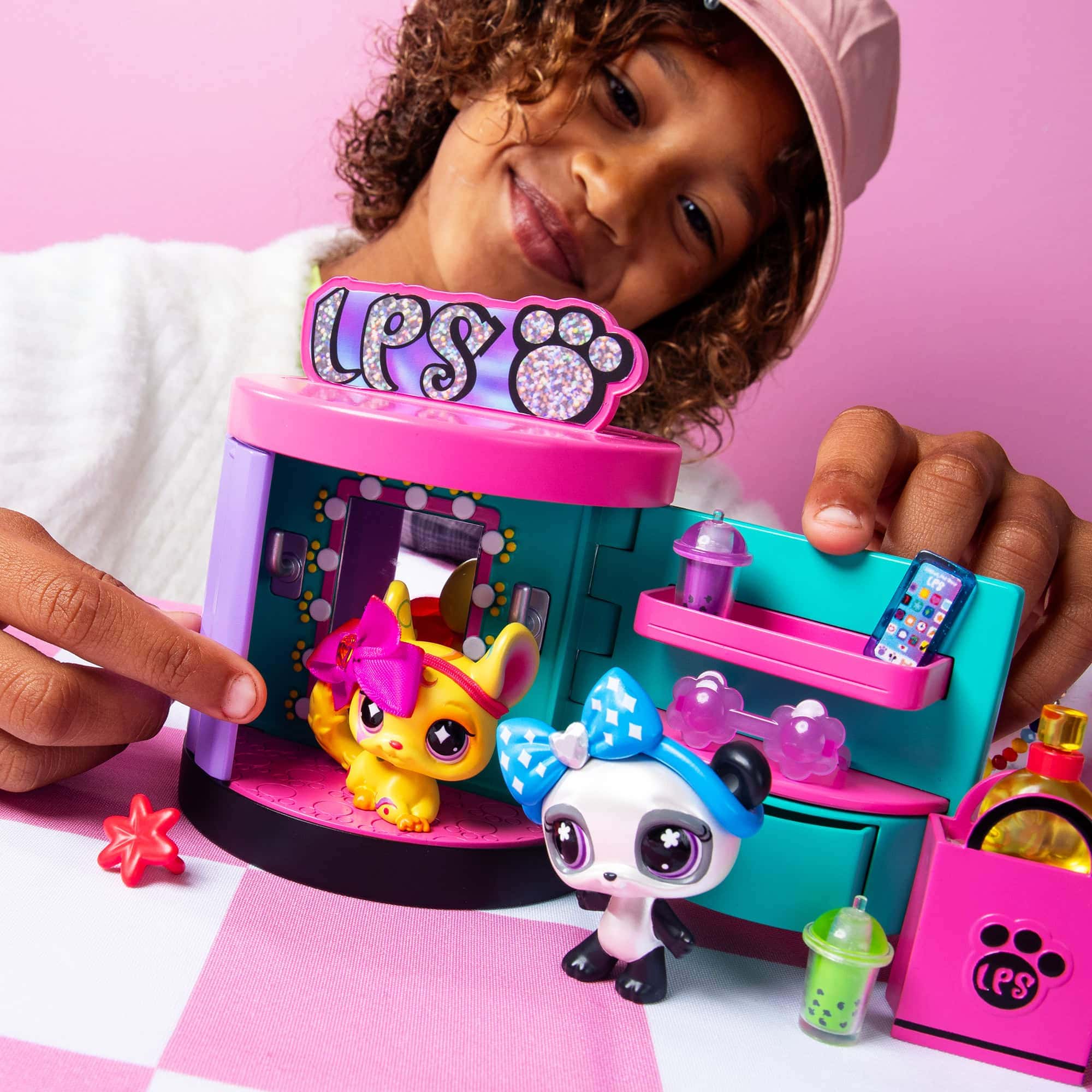 Jouet LOL Surprise avec accessoires, fille jouant avec figurines LOL, décor rose et violet, jeu de rôle pour enfants, cadeaux pour filles, animation de poupée interactive, jeu créatif et ludique, jeu de société pour enfants, cadeaux d'anniversaire pour filles, jouets de collection pour enfants.