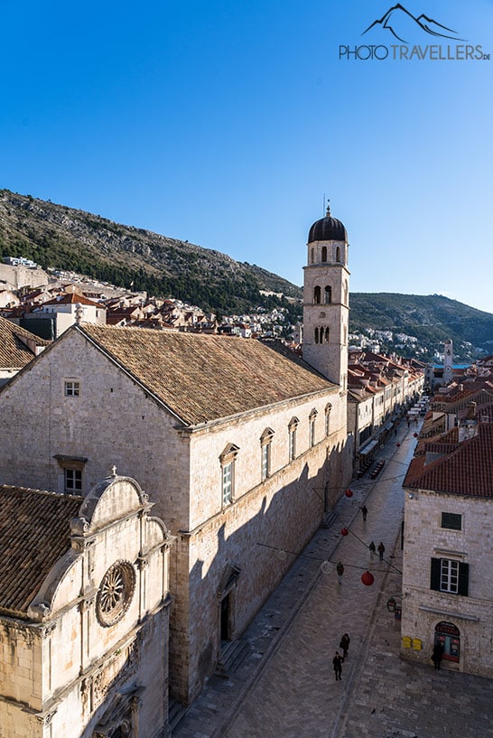 Der Blick von der Stadtmauer auf die Hauptgasse Stradun in Dubrovnik