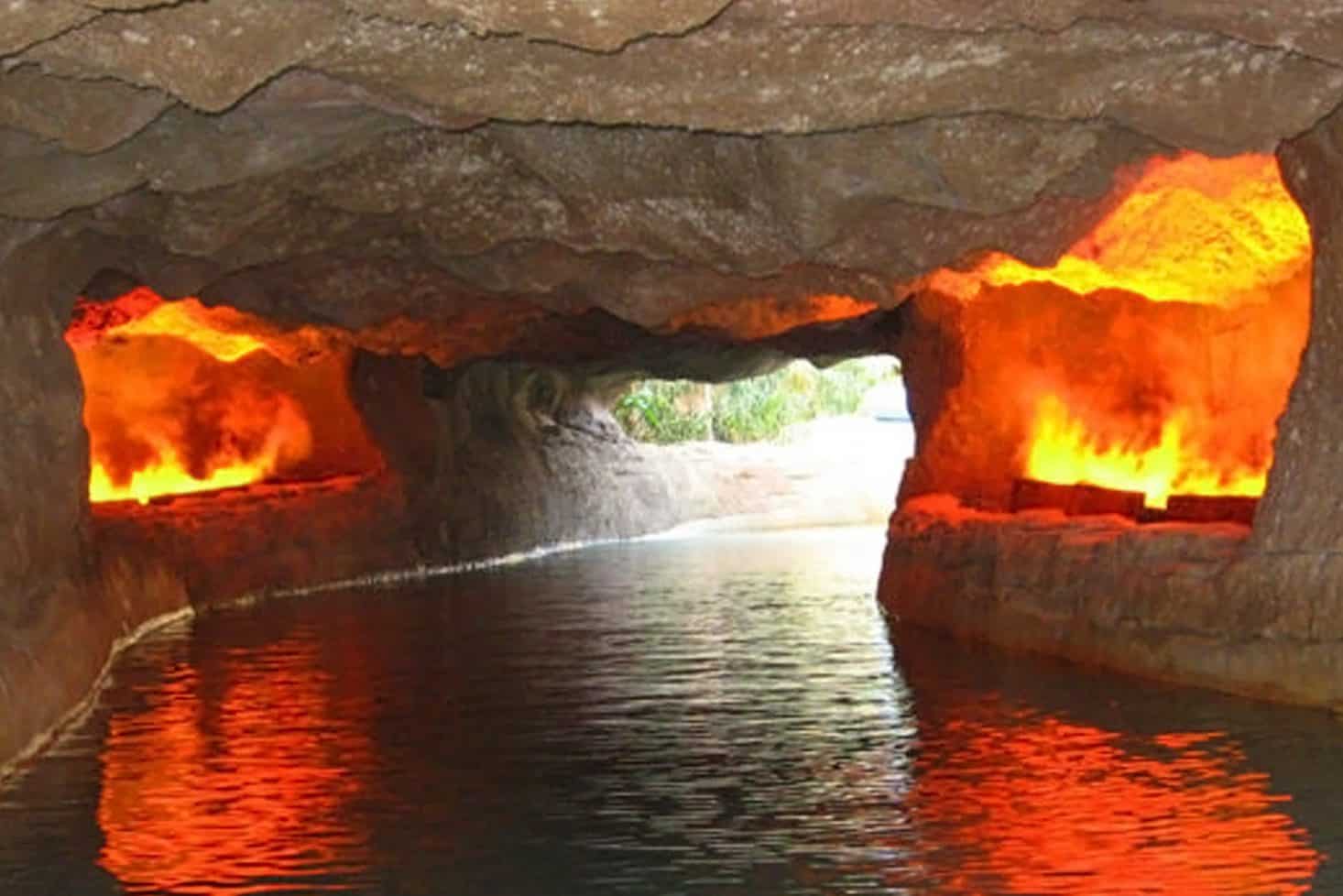 Renovation Contractor FZE Amusement Parks-Theme Painting Amusement Park Theme Painting is an essential part of creating captivating and immersive environments in theme parks, water parks, and other leisure venues. Special Effects