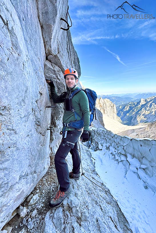 Reiseblogger Florian Westermann in der Randkluft des Höllentalferners am Einstieg in den Höllentalklettersteig