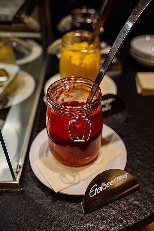 Hausgemachte Marmeladen am Frühstücksbuffet unseres Wellnesshotel