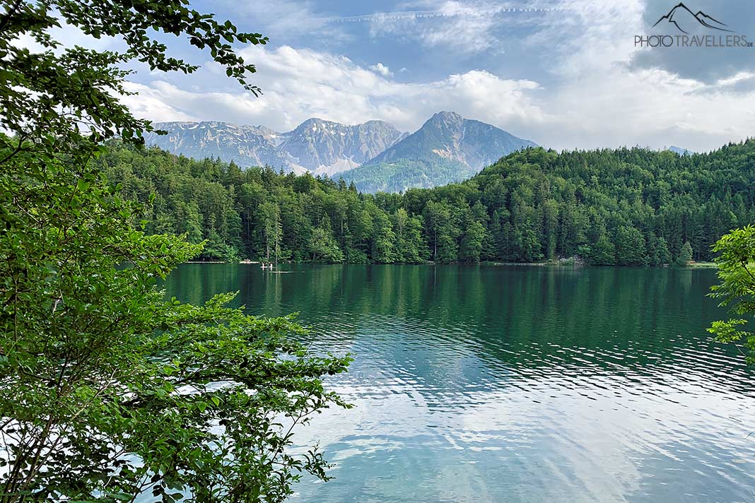 Der Alatsee mit den Bergen im Hintergrund